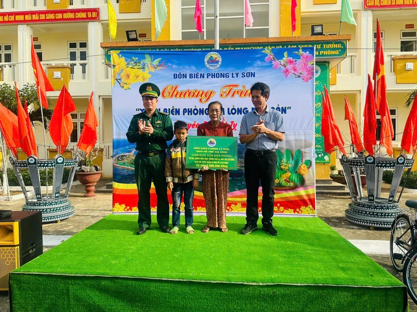 Trao hỗ trợ gia đình "Con nuôi đồn Biên phòng". am-ap-chuong-trinh-xuan-bien-phong-am-long-dan-ban-5.jpg