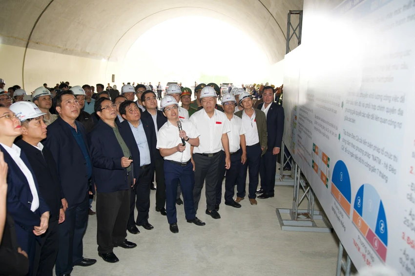 Nhà thầu báo cáo tình hình tiến độ dự án cho Đoàn công tác. 1000005923.jpg