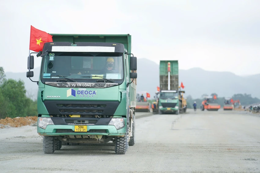 Trên công trường đang triển khai 50/50 mũi thi công với 3.850 nhân sự và 1.550 thiết bị. 1000005924.jpg