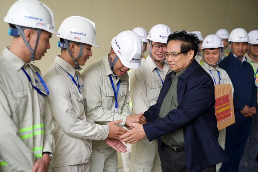 Thủ tướng thăm hỏi, động viên công nhân, kỹ sư làm việc tại dự án cao tốc Quảng Ngãi - Hoài Nhơn. thu-tuong-de-nghi-quang-ngai-don-luc-khong-dan-trai-dau-tu-cac-du-an-giao-thong-trong-diem-3.jpg