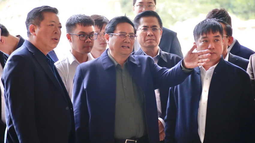 Thủ tướng Phạm Minh Chính khảo sát thực tế tại dự án cao tốc Quảng Ngãi - Hoài Nhơn. dự án giao thông