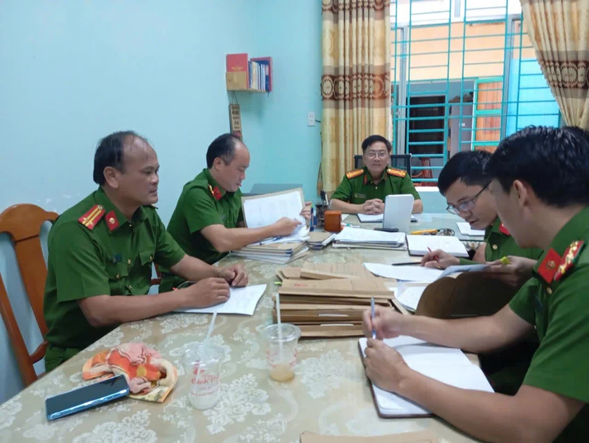 Lãnh đạo công an thị xã đã ban hành kế hoạch chi tiết để triển khai, thực hiện, tháo gỡ các khó khăn, vướng mắc. quang-ngai-cong-an-dia-phuong-khan-truong-chuan-bi-cho-viec-khong-to-chuc-cong-an-cap-huyen-1.jpg