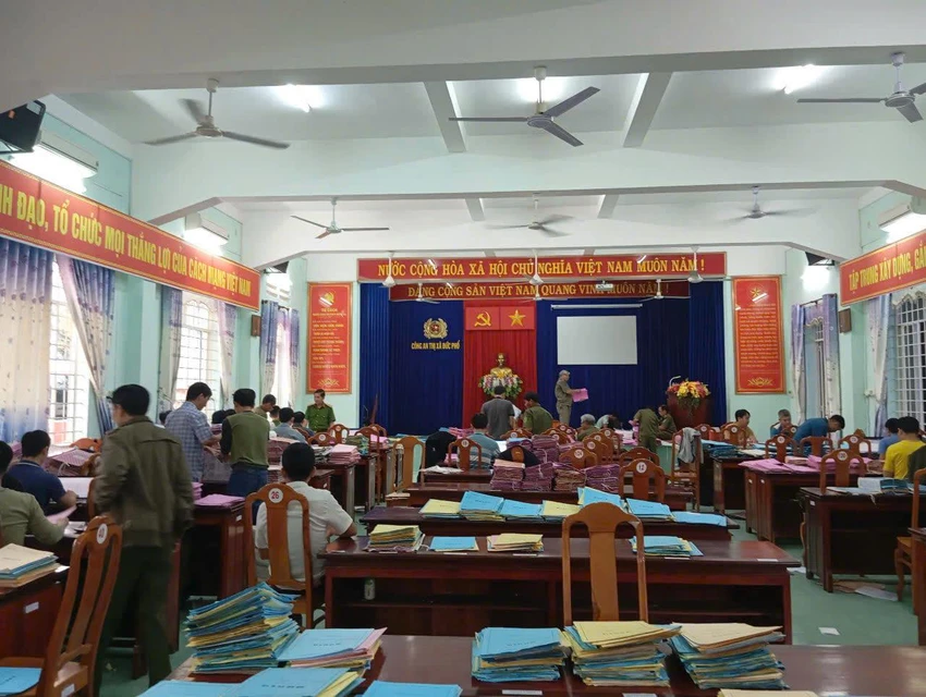 Công tác thực hiện rà soát hồ sơ, thống kê tài liệu được thực hiện khẩn trương tại Công an thị xã Đức Phổ. Quảng Ngãi: Công an địa phương khẩn trương chuẩn bị cho việc không tổ chức Công an cấp huyện
