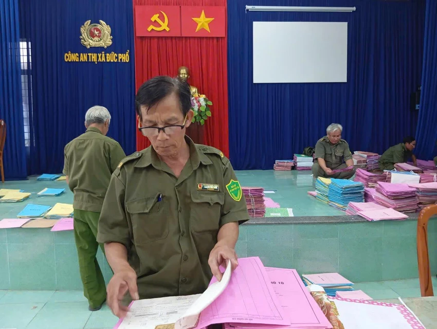 Lực lượng tham gia bảo vệ an ninh trật tự ở cơ sở tham gia hỗ trợ lực lượng công an trong rà soát, sắp xếp, phân loại hồ sơ. quang-ngai-cong-an-dia-phuong-khan-truong-chuan-bi-cho-viec-khong-to-chuc-cong-an-cap-huyen-6.jpg