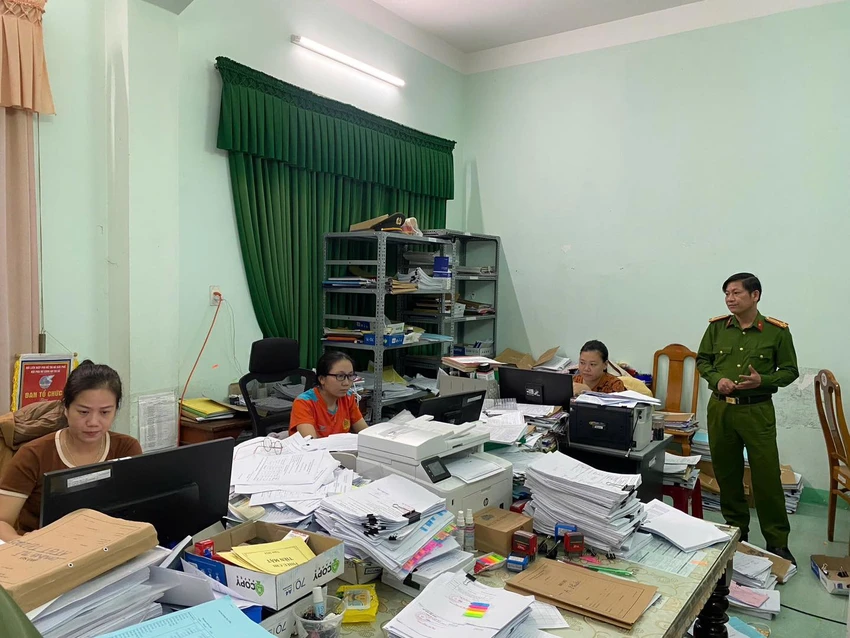 Thượng tá Trần Anh Dũng, Trưởng Công an thị xã Đức Phổ đến kiểm tra, động viên cán bộ, chiến sĩ hoàn thành tốt nhiệm vụ chung của đơn vị. quang-ngai-cong-an-dia-phuong-khan-truong-chuan-bi-cho-viec-khong-to-chuc-cong-an-cap-huyen-7.jpg