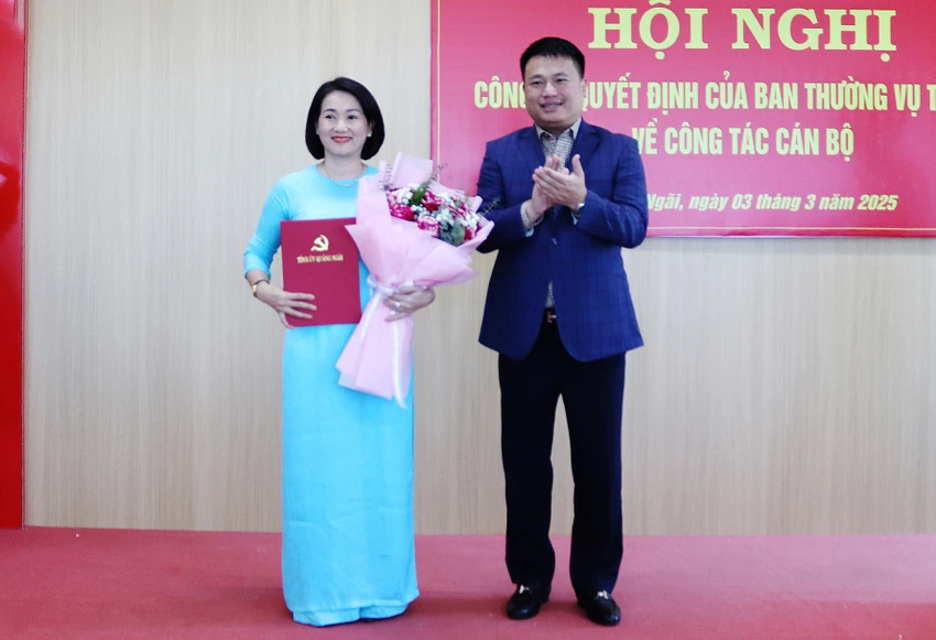 Ông Đặng Ngọc Huy trao quyết định, tặng hoa, chúc mừng bà Nguyễn Thị Ánh Lan nhận nhiệm vụ mới. ba-nguyen-thi-anh-lan-lam-chu-tich-lien-doan-lao-dong-tinh-quang-ngai-1.jpg