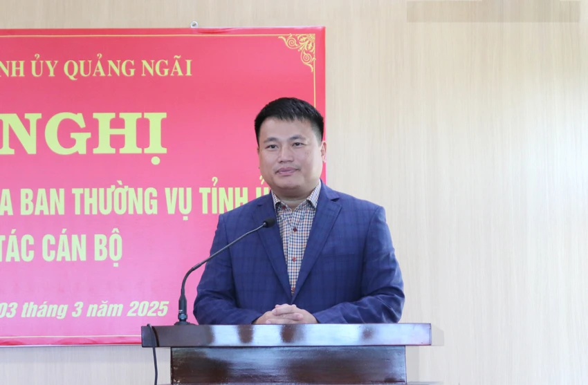 Ông Đặng Ngọc Huy, Phó Bí thư Thường trực Tỉnh ủy Quảng Ngãi phát biểu tại buổi lễ công bố quyết định về công tác cán bộ. Bà Nguyễn Thị Ánh Lan làm Chủ tịch Liên đoàn Lao động tỉnh Quảng Ngãi