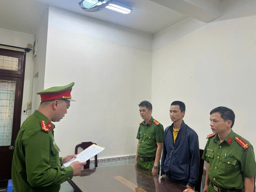 Cơ quan điều tra tống đạt các quyết định đối với Huỳnh Trung. bị công an bắt