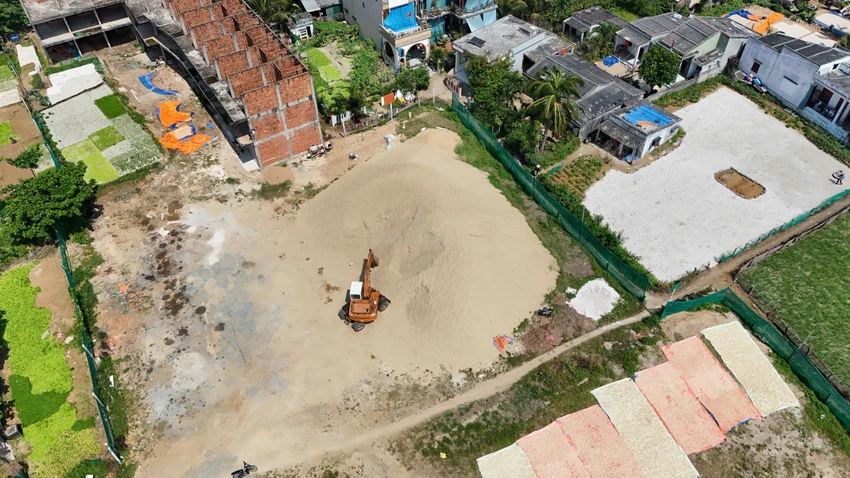 Điểm tập kết cát của doanh nghiệp Mười Giáp quy mô hàng trăm khối cát. Ảnh: NY 1000008827.jpg