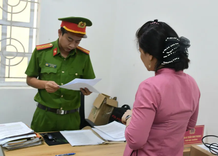 Cơ quan điều tra tống đạt các quyết định với bị can Nguyễn Thị Quyên. 1000003893.jpg