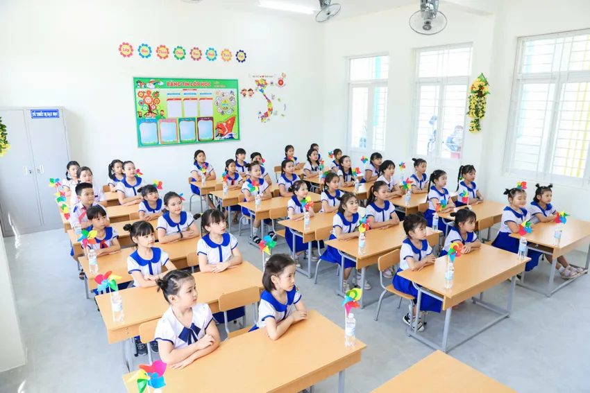 Trường Tiểu học Bình Đông đưa vào sử dụng, đón hơn 1.300 học sinh vùng khu kinh tế Dung Quất theo học. hon-1-300-hoc-sinh-vung-khu-kinh-te-dung-quat-chuyen-vao-hoc-trong-ngoi-truong-42-ti-2.jpg