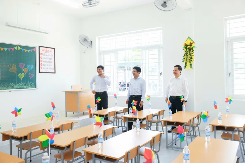 Lãnh đạo xã Vạn Tường, tập đoàn Hòa Phát tham quan các phòng học. hon-1-300-hoc-sinh-vung-khu-kinh-te-dung-quat-chuyen-vao-hoc-trong-ngoi-truong-42-ti-3.jpg