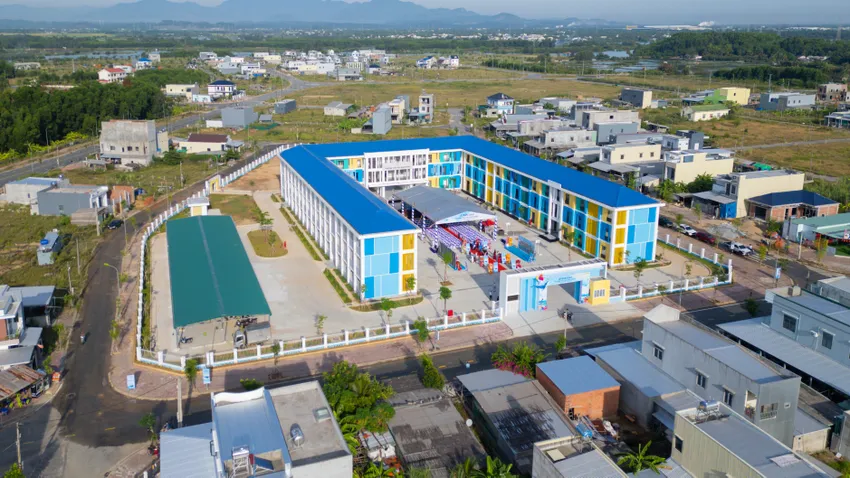 Toàn cảnh Trường Tiểu học Bình Đông được đầu tư xây mới với tổng vốn 42 tỉ đồng. Hơn 1.300 học sinh vùng khu kinh tế Dung Quất chuyển vào học trong ngôi trường 42 tỉ