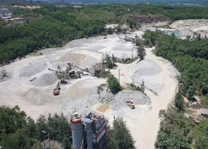 Mỏ đá nơi xảy ra vụ việc. Lái xe tải bị máy múc đổ đá chôn vùi tử vong trong mỏ đá ở Quảng Ngãi