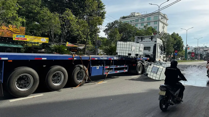 Xe đầu kéo đổ nhiều thùng chất lỏng nghi hóa chất ra đường, dân nhức đầu chóng mặt