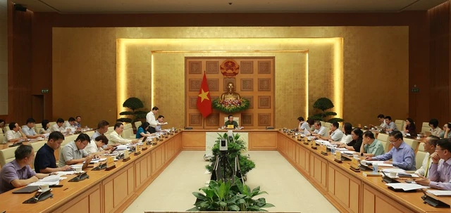 Cuộc họp trực tuyến toàn quốc nghe báo cáo, cho ý kiến về dự thảo Nghị định quy định về giá đất. Ảnh: VGP bang-gia-dat.png