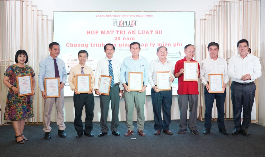 Các luật sư thuộc Chương trình trợ giúp pháp lý miễn phí nhận thư cảm ơn từ ông Nguyễn Thái Bình (bìa phải), Phó Tổng Biên tập báo Pháp Luật TP.HCM. Ảnh: THUẬN VĂN p23-Anhchinh.jpg