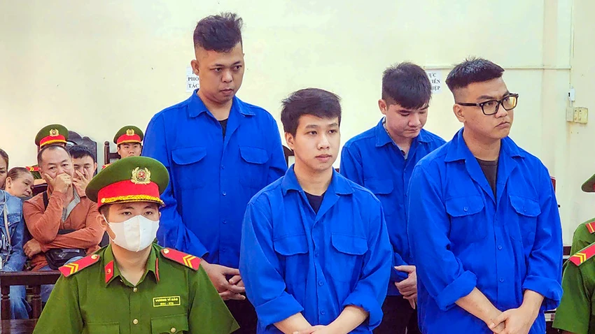 Các bị cáo tại phiên tòa. Ảnh: VĂN VŨ lua-dao-qua-mang.png