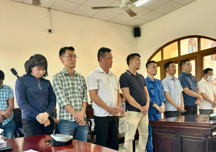 Các bị cáo trong phiên xử sơ thẩm vụ đưa - nhận hối lộ xảy ra tại Trung tâm Đăng kiểm xe cơ giới Đồng Nai. Ảnh: VH Đưa hối lộ