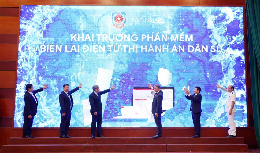 Bộ Tư pháp chính thức khai trương Hệ thống Biên lai điện tử. Ảnh: CTV bien-lai-dien-tu.jpg