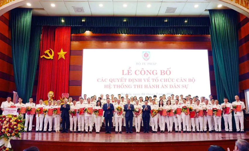Bộ Tư pháp công bố các quyết định về tổ chức cán bộ hệ thống thi hành án dân sự. Ảnh: CTV bo-nhiem-thds.jpg