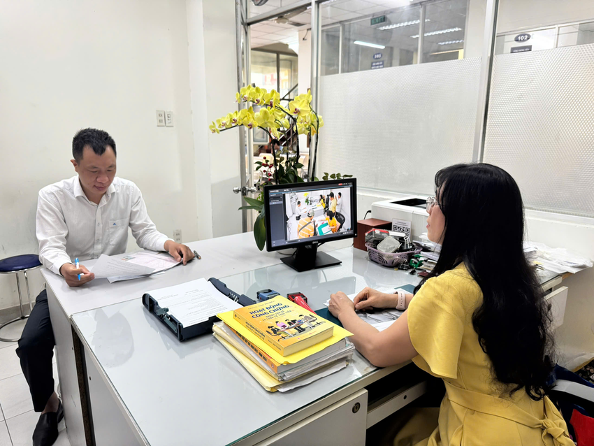 Người dân đang thực hiện thủ tục công chứng tại Văn phòng công chứng tại TP.HCM. Ảnh: TRÍ MINH Luật Công chứng 2024
