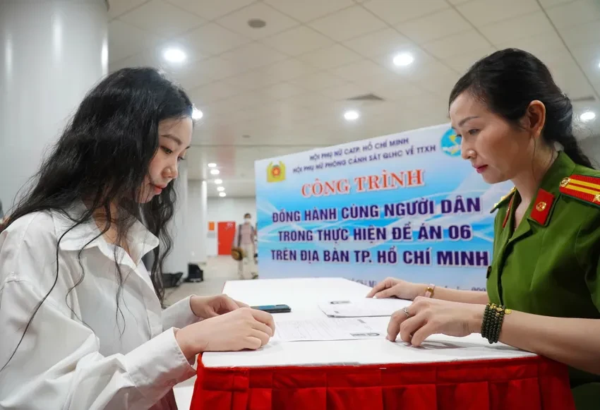 Phòng Cảnh sát quản lý hành chính về trật tự xã hội (PC06), Công an TP.HCM đang thực hiện việc cấp căn cước cho người dân. Ảnh: NGUYỄN TIẾN LÀM CĂN CƯỚC