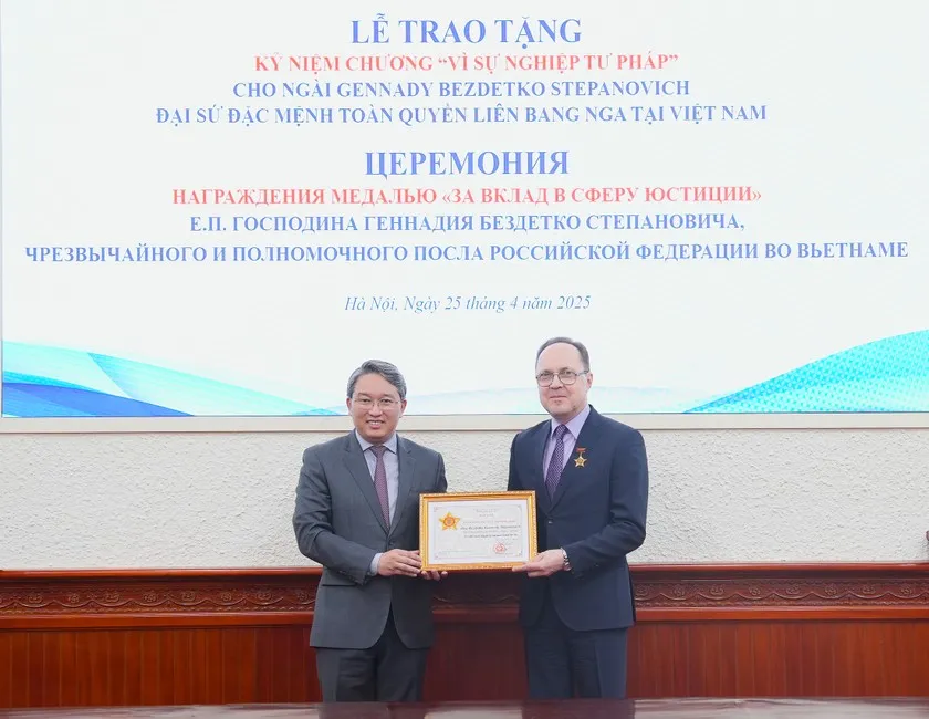 Ngày 25/4, Bộ Tư pháp đã trao Kỷ niệm chương Vì sự nghiệp tư pháp cho ông Gennady Bezdetko Stepanovich, Đại sứ đặc mệnh toàn quyền Liên bang Nga tại Việt Nam. Ảnh: BTP ky-niem-chuong-vi-su-nghiep-tu-phap.png
