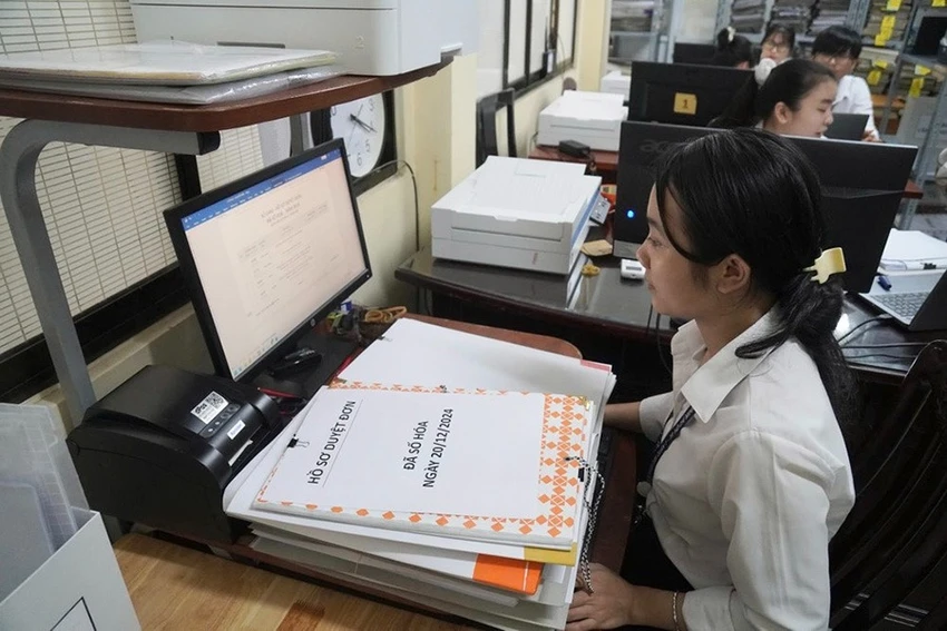 Hoạt động số hóa hồ sơ, dữ liệu từ đó nâng cao hiệu quả khai thác dữ liệu pháp lý tại TAND khu vực 1. Ảnh: TRẦN LINH ứng dụng AI