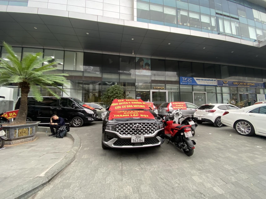 Hình ảnh sáng nay, 15-12, cho thấy tranh chấp chung cư Artemis nóng trở lại. Tranh chấp chung cư Artemis nóng trở lại trong lúc quận đợi chỉ đạo của thành phố