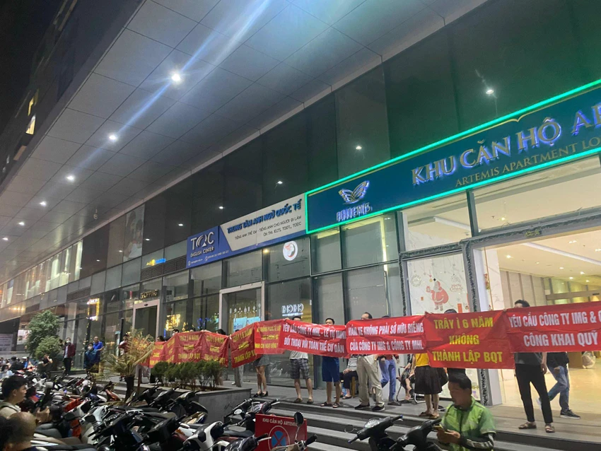 Hình ảnh tối qua, 14-12, trước sảnh chung cư Artemis. Tranh chấp chung cư Artemis nóng trở lại trong lúc quận đợi chỉ đạo của thành phố