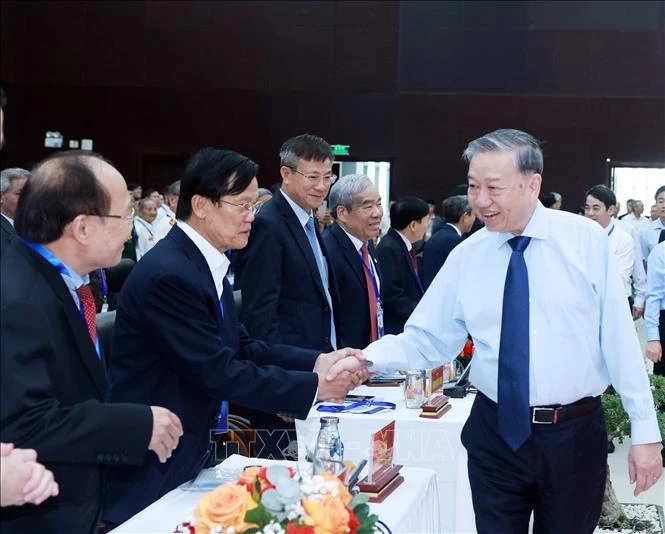 Tổng Bí thư Tô Lâm trong buổi gặp mặt cán bộ lão thành cách mạng, người có công, gia đình chính sách tiêu biểu khu vực miền Trung - Tây Nguyên, tổ chức tại Đà Nẵng, ngày 28-3. Ảnh: TTXVN chinh quyen dia phuong hai cap To Lam Da Nang.jpg
