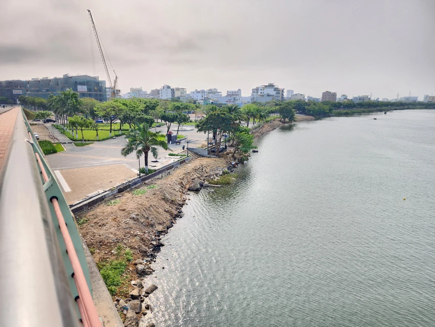Một dải đất đá tràn xuống sông Hàn. Ảnh: MINH TRƯỜNG. song-han.jpg