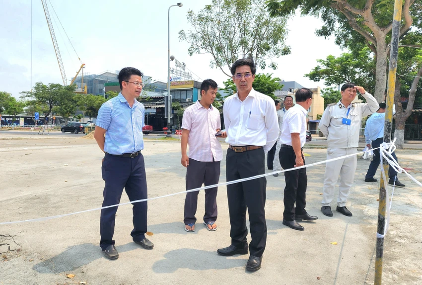 Ông Trần Chí Cường, Phó Chủ tịch UBND TP Đà Nẵng xuống hiện trường chỉ đạo nóng ngay trong buổi trưa 5-4. Ảnh: MINH TRƯỜNG. song-han-tran-chi-cuong.jpg