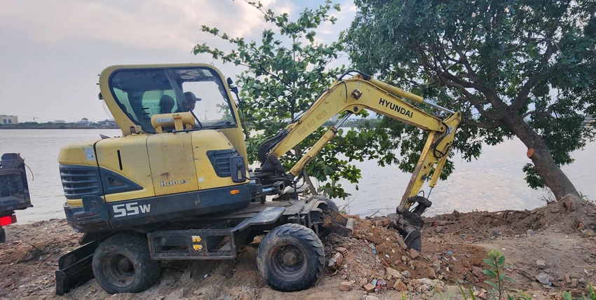 Bề mặt bên trên nhếch nhác được xúc đưa về bãi tập kết xà bần. Ảnh: MINH TRƯỜNG. son-tra-xuc-dat.jpg