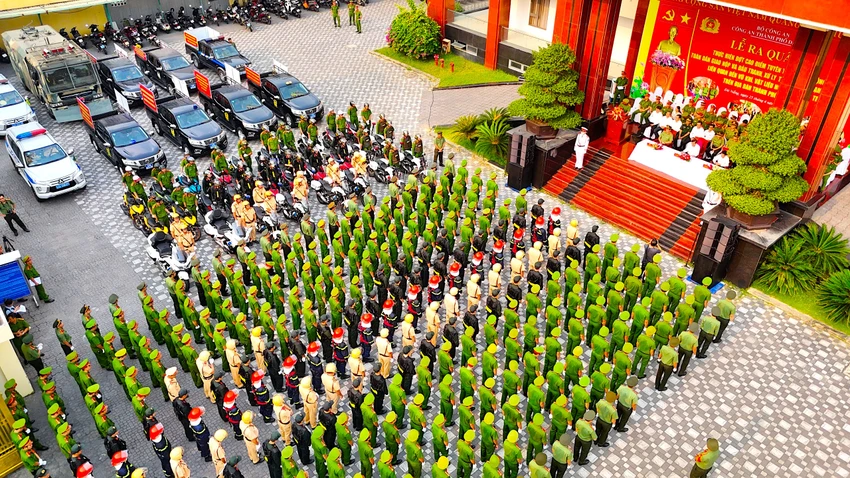 Toàn cảnh buổi ra quân. Ảnh: MINH TRƯỜNG. cong-an-tp-da-nang.jpg