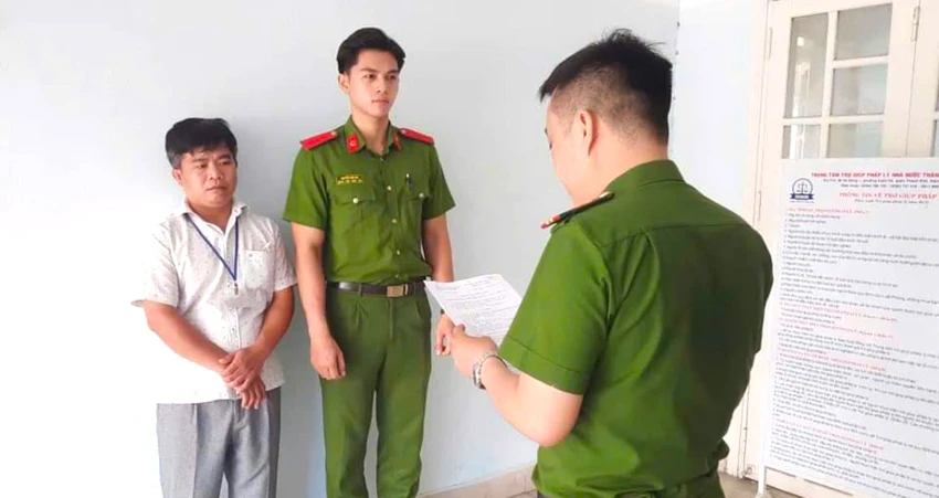 Huy tại cơ quan công an. Ảnh: CA. lừa đảo chiếm đoạt tiền