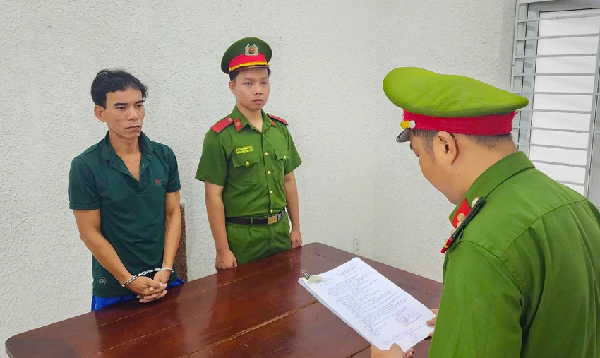 Trần Minh Tú nghe đọc lệnh bắt tạm giam. Ảnh: CA. trom-cap-xe-may.jpg