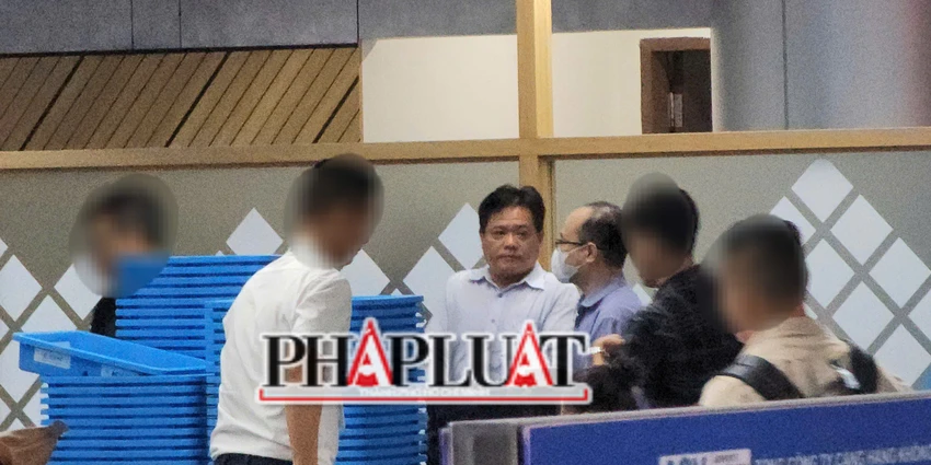 Người đàn ông (thứ ba, từ trái sang) bị Cơ quan điều tra VKSND Tối cao áp tải ra sân bay cùng với ông Trịnh Ninh Bình. Ảnh: MINH TRƯỜNG. tand-cap-cao-tai-da-nang-danh-tinh.jpg