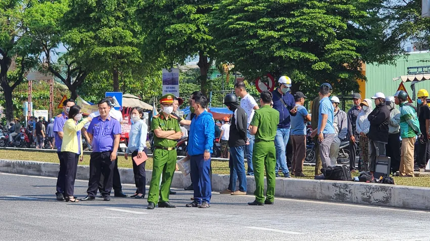 Viện kiểm sát phối hợp điều tra. Ảnh: MINH TRƯỜNG. dieu-tra-nan-nhan-tu-vong.jpg