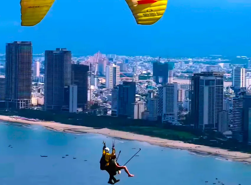 Dịch vụ nhảy dù mạo hiểm từ núi Sơn Trà nở rộ nhiều năm qua và được du khách ưa thích khi đến Đà Nẵng: Ảnh: MT. du-khach-tu-vong-nhay-du-nui-son-tra.jpg