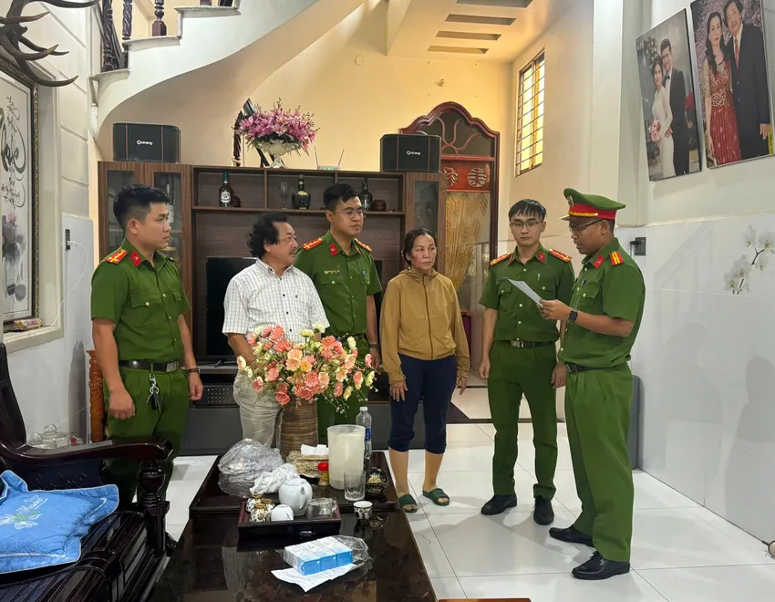 Công an tạm giữ hình sự cặp vợ chồng bán cá thể Tê Tê Java. 22-7TT2.jpg