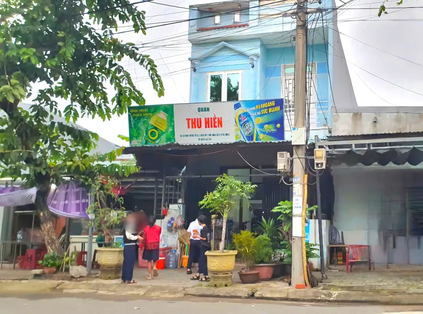 Dù có sổ hồng nhưng ông Hiếu vẫn chưa thể vào căn nhà vì bị chiếm giữ trái phép. Ảnh: MINH TRƯỜNG. đi ăn giỗ về bị chiếm nhà