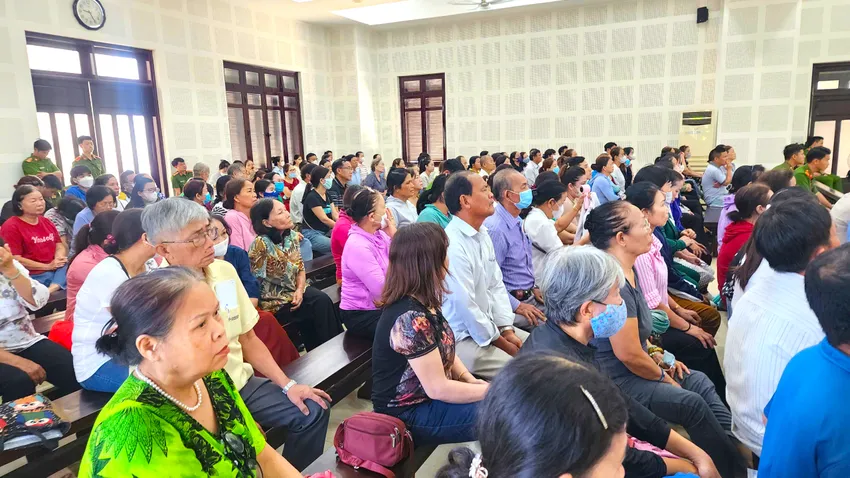 Hàng trăm bị hại đau đớn trước tài sản bị chiếm đoạt là tiền dưỡng già. Ảnh: MINH TRƯỜNG. cong-ty-tai-chinh-vietnam-capital.jpg