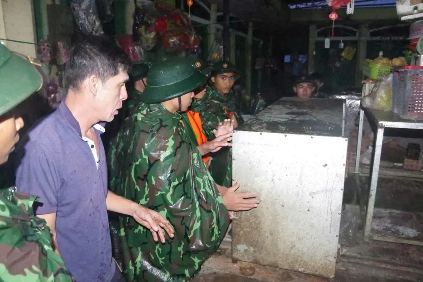 Sư đoàn 968 hỗ trợ người dân xã Cam Lộ chạy lũ. 2042635179117958845.jpg