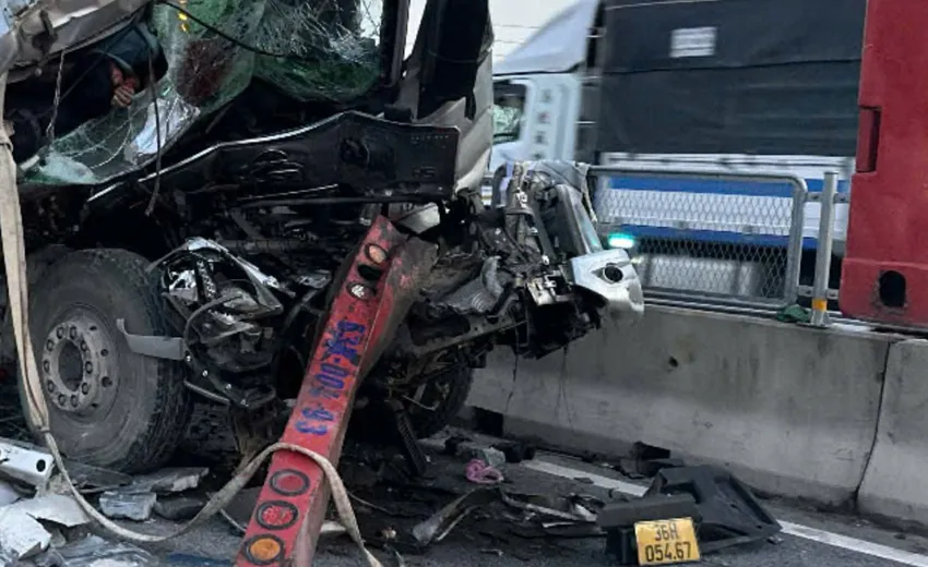 Xe tải hư hại phần đầu sau cú đâm mạnh. cao-toc-tai-nan.jpg