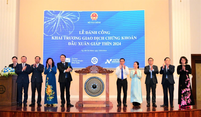 Triển vọng thị trường chứng khoán trung và dài hạn vẫn tích cực khi nhìn vào bức tranh lớn. Ảnh: PHƯƠNG MINH thị trường chứng khoán