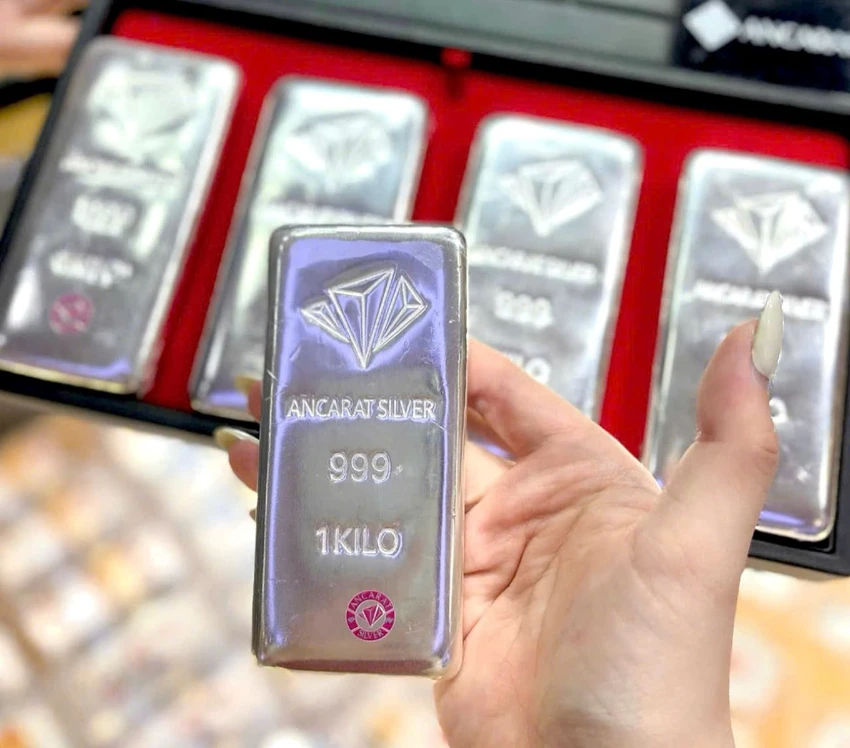 Trong 1 năm qua, giá bạc đã tăng gần 40%. giá 1 lượng bạc