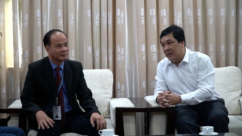 PGS.TS Vũ Văn Nhiêm, Bí thư Đảng ủy, Chủ tịch Hội đồng trường ĐH luật TP.HCM (trái) và ông Nguyễn Thái Bình, Phó Tổng biên tập báo Pháp Luật TP.HCM. Truong-dai-hoc-luat-tp.hcm,.jpg