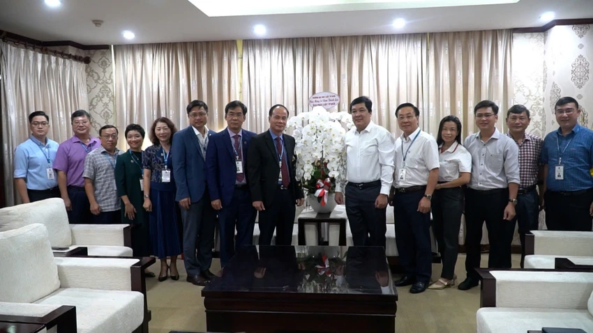 PGS.TS Vũ Văn Nhiêm, Bí thư Đảng ủy, Chủ tịch Hội đồng trường; TS Lê Trường Sơn, Hiệu trưởng Trường ĐH Luật TP.HCM và các thầy cô trưởng khoa, cán bộ chủ chốt trường chúc mừng kỷ niệm 34 thành lập Báo Pháp luật TP.HCM. truong-dai-hoc-luat-tp.hcm...jpg